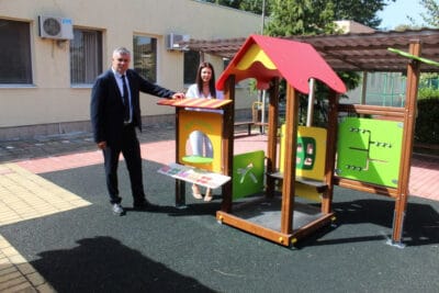 Реновираха две детски площадки и сложиха нови пейки за децата в ДГ 