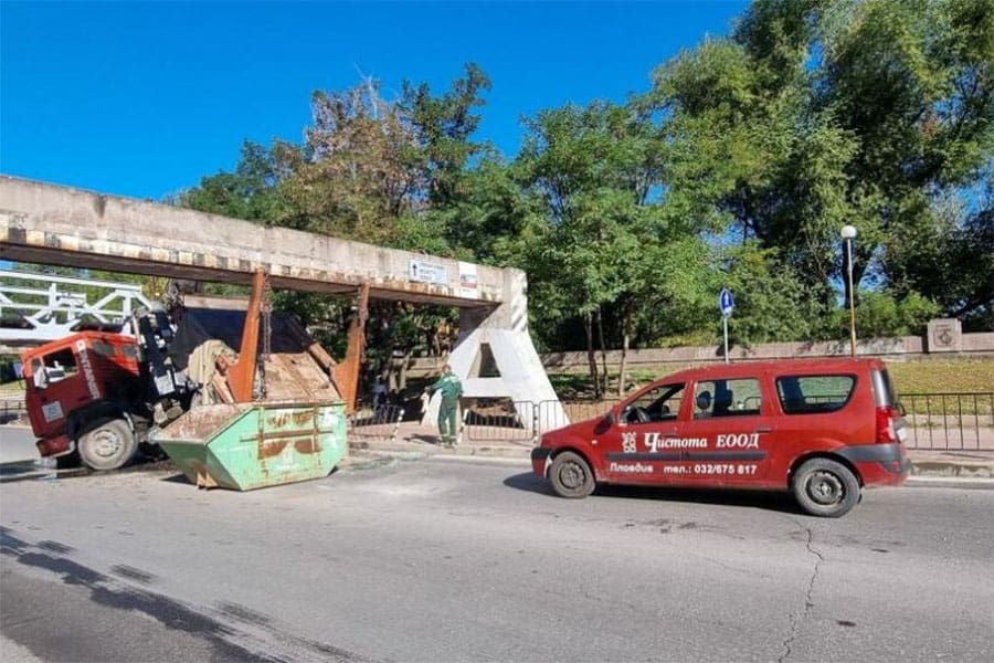 Камион заседна под железопътен мост в Пловдив