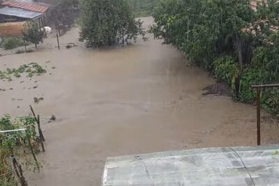 Местната река в село Богдан е излязла от коритото си и е наводнила много къщи (видео)
