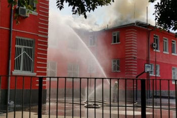 Пожар изгори покрива на училище 