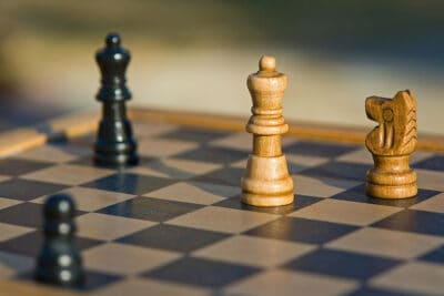 Шахматен турнир изправя гросмайстори срещу ученици в среща на поколенията