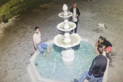 Издирват четирима младежи, които са потрошили фонтана на площад 