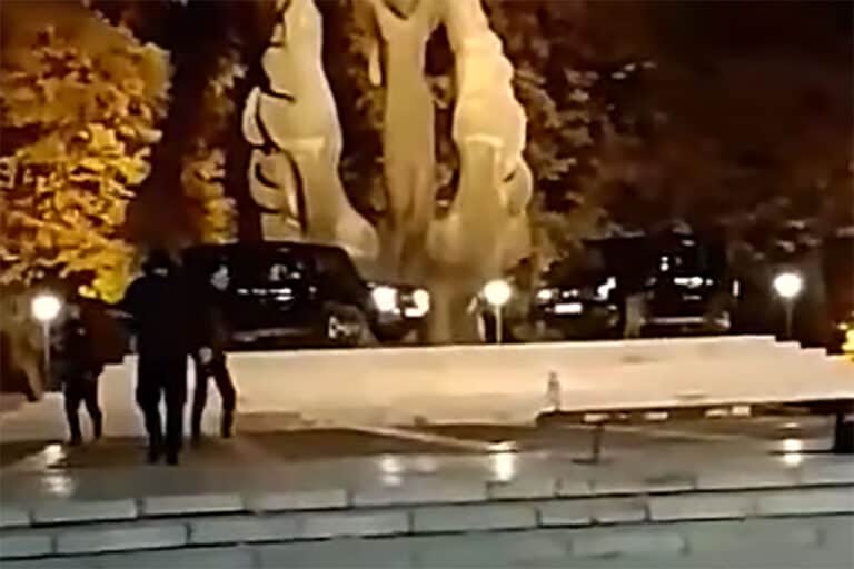 Джипове се качиха по стъпалата на Паметника на Съединението в Пловдив