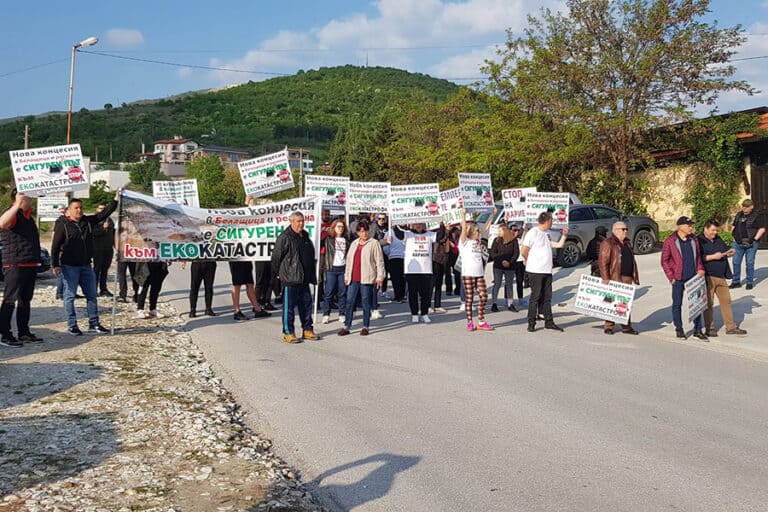 Протест срещу кариерата над Белащица