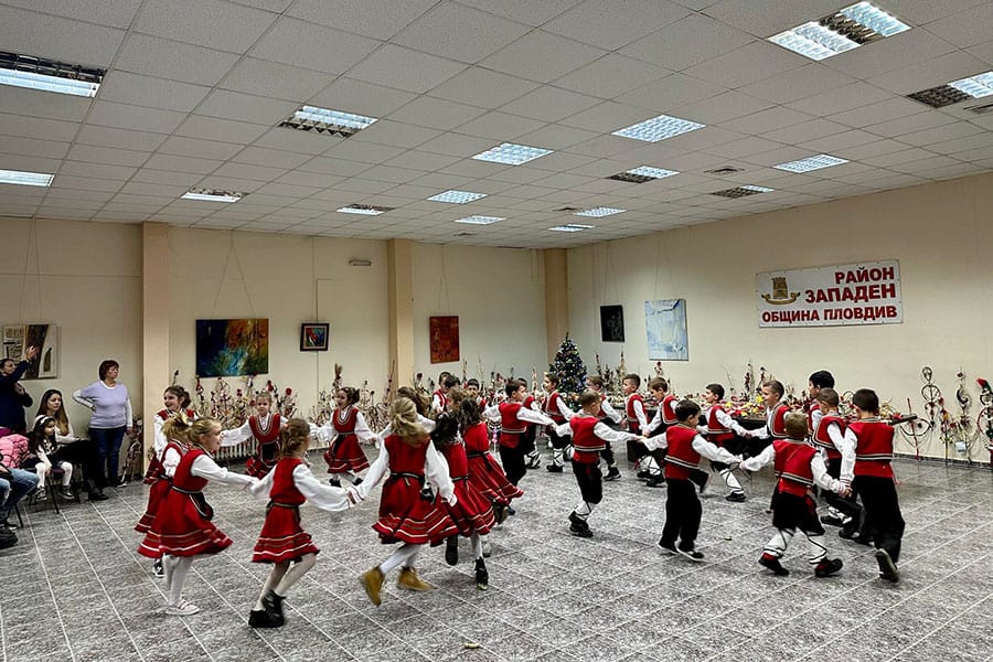 Деца от ДГ "Мир" с празничен концерт при кмета на "Западен"