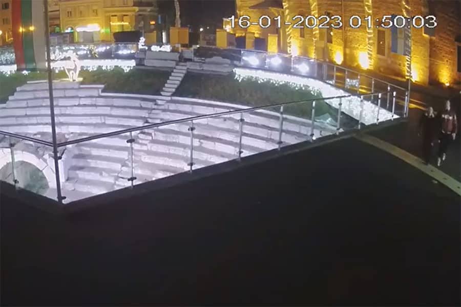 Вандали чупят стъкло на Римския стадион в Пловдив
