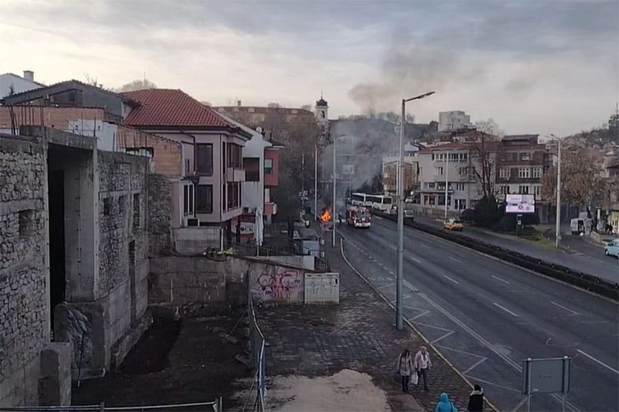 Автомобил се запали и изгоря до тунела в Пловдив