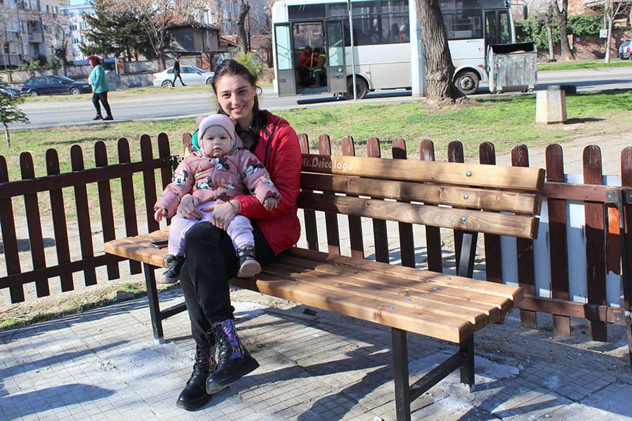 Монтираха нови 15 пейки на бул. "Македония" в Пловдив