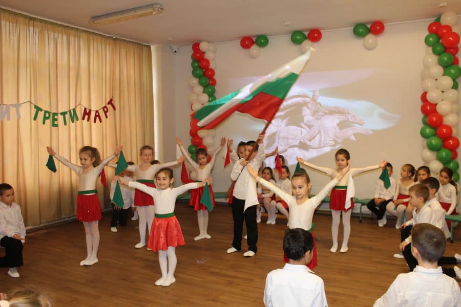 Деца от ДГ Дъга изнесоха патриотичен рецитал за националния празник