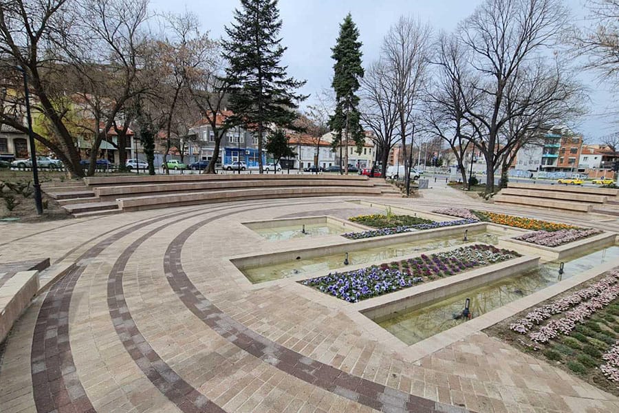 Кметът Здравко Димитров инспектира обновената градинка на площад „Шахбазян“