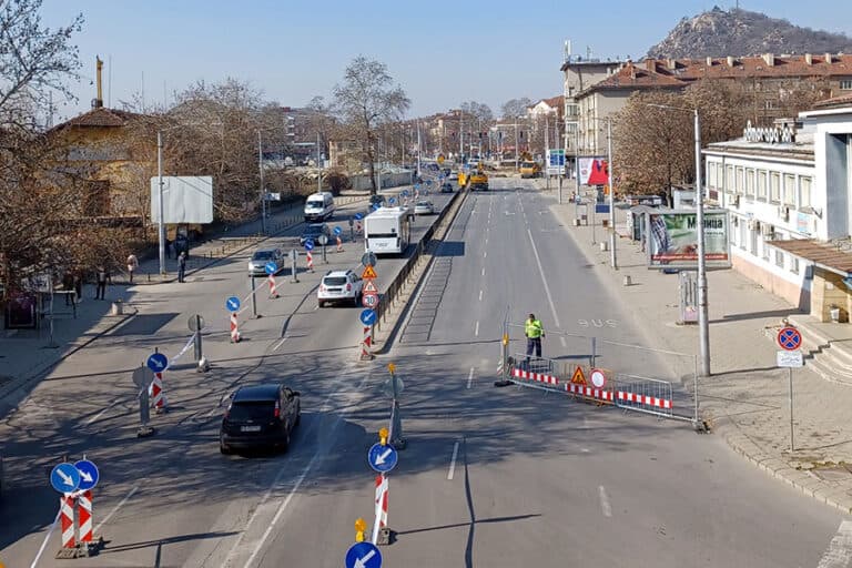 Две временни спирки на градския транспорт се разкриват на ул. „Любен Каравелов“