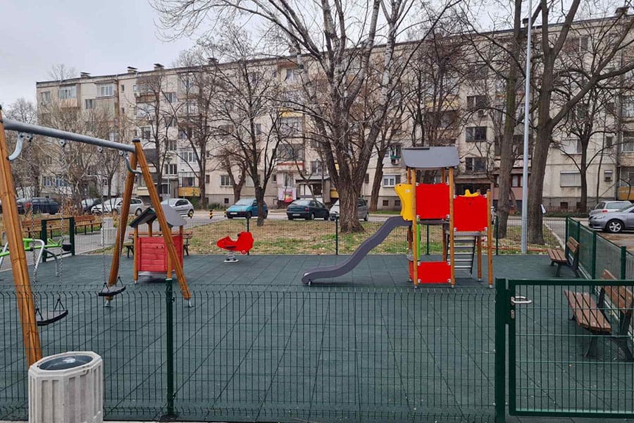 Три нови детски площадки са изградени в квартал Изгрев в Пловдив