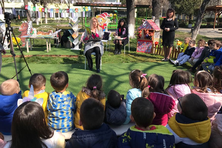 Заместник-кметът на Централен Фиданка Кацарева чете приказка на децата от ДГ Буратино
