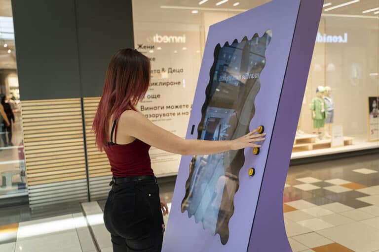 В Mall Plovdiv всеки може да получи моден съвет от огледалото с изкуствен интелект