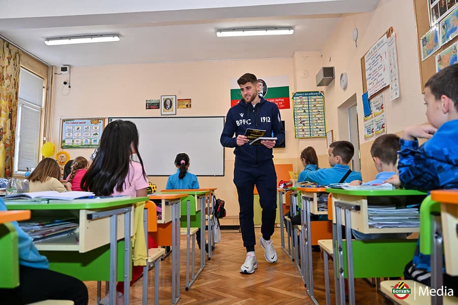 Ботев Пловдив стартира кампания От класната стая на Колежа и покани ученици на мач