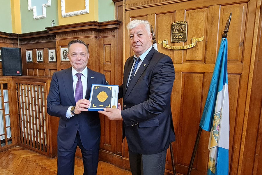 Кметът Здравко Димитров се срещна с посланика на Казахстан Виктор Темирбаев