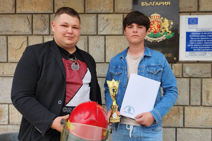 Наградиха две 19-годишни момчета, извадили възрастен мъж от горяща сграда