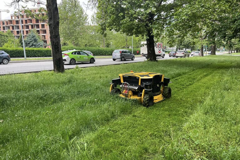 ОП Градини и паркове започна да премахва тревата с косачка робот