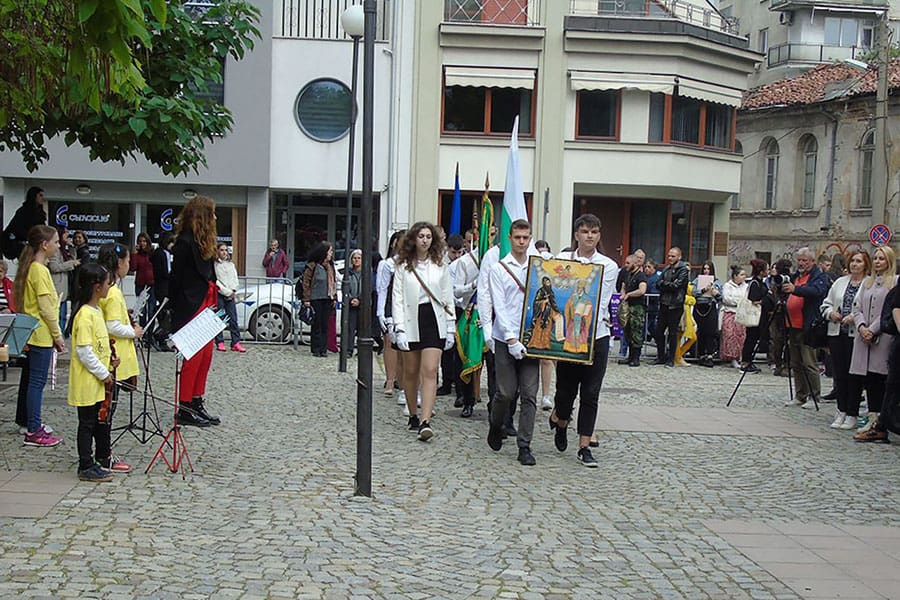 Ученици и учители от Хуманитарната гимназия излязоха на шествие в чест на Кирил и Методий