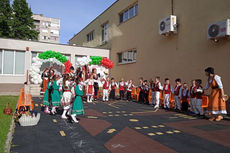 Децата от детска градна Албена представиха спектакъла Българка