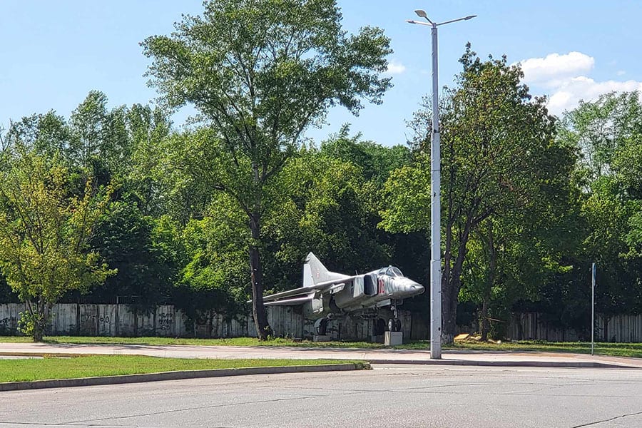 Преместиха боен самолет-паметник на ново място в Тракия