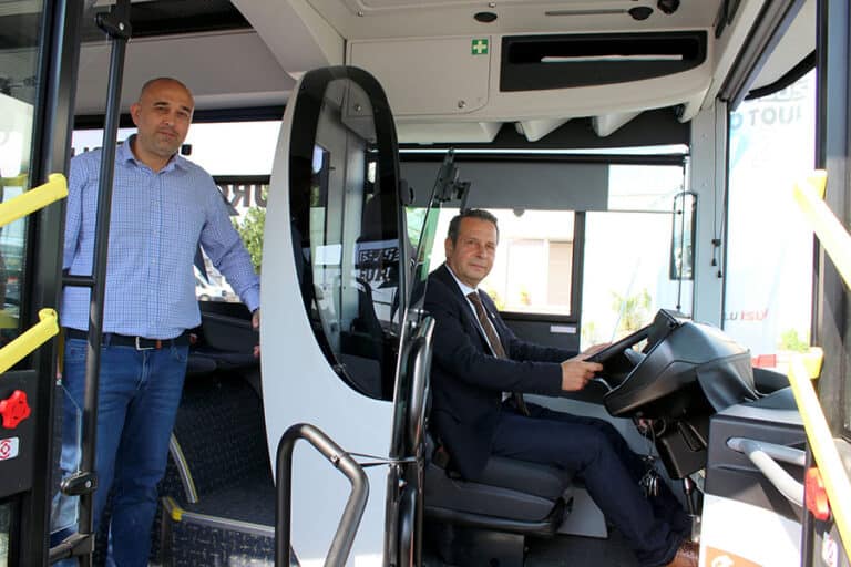 Заместник-кметът Тодор Чонов изпробва нов електрически автобус