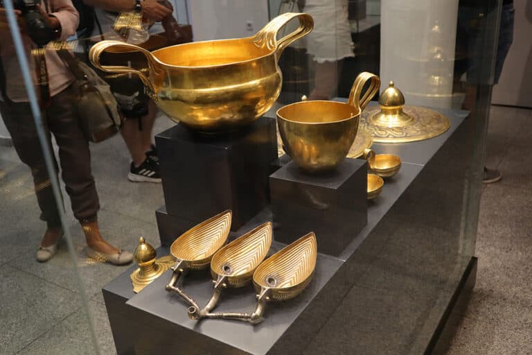 Археологичaеският музей показва 13 златни съда от Вълчитрънското съкровище