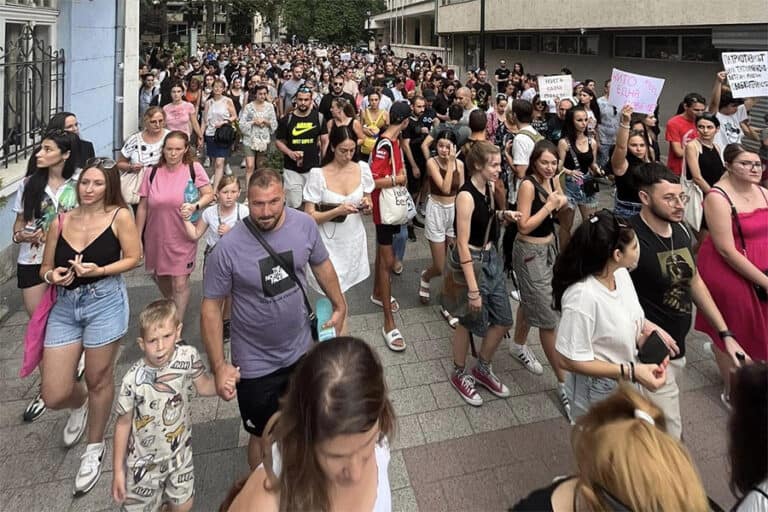 Хиляди пловдивчани се събраха на протест пред Съдебната палата