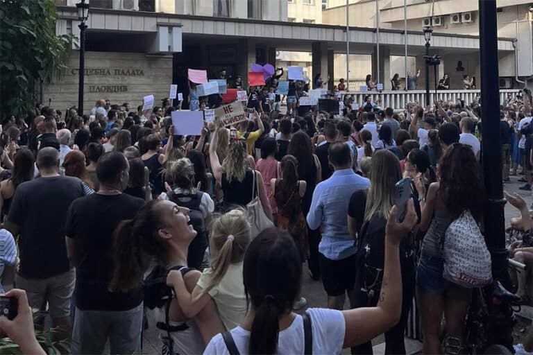 Хиляди пловдивчани се събраха на протест пред Съдебната палата