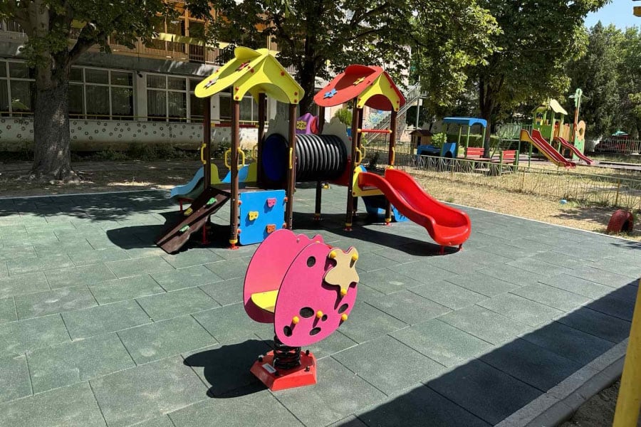 Нови детски площадки за игра радват малчуганите от детска ясла Мечо пух в Северен