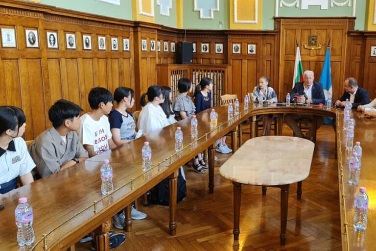Ученици от японския град Окаяма бяха на посещение в Община Пловдив