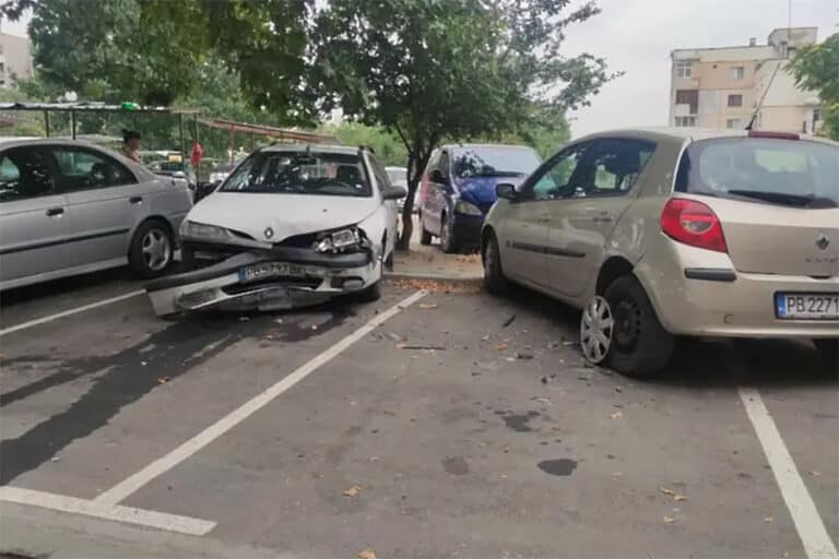 Установиха и задържаха шофьора, който тази сутрин блъсна 7 паркирани коли в Пловдив
