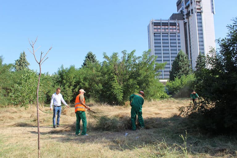 Общински съветници предлагат община Пловдив да купи парка зад хотел Санкт Петербург