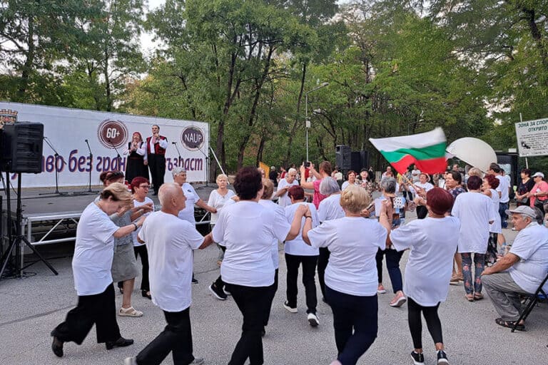 Пловдивски пенсионери пяха и танцуваха на фестивала Изкуство без граници и възраст