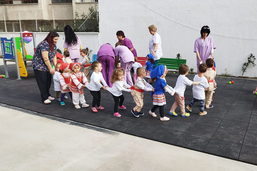 Децата от ДЯ Детска ясла на мечтите вече играят на модерни площадки в обновен двор