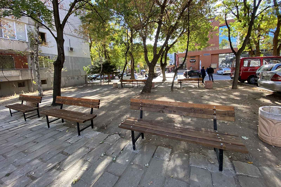 Монтираха 23 нови пейки край детски площадки и в квартален парк в Пловдив