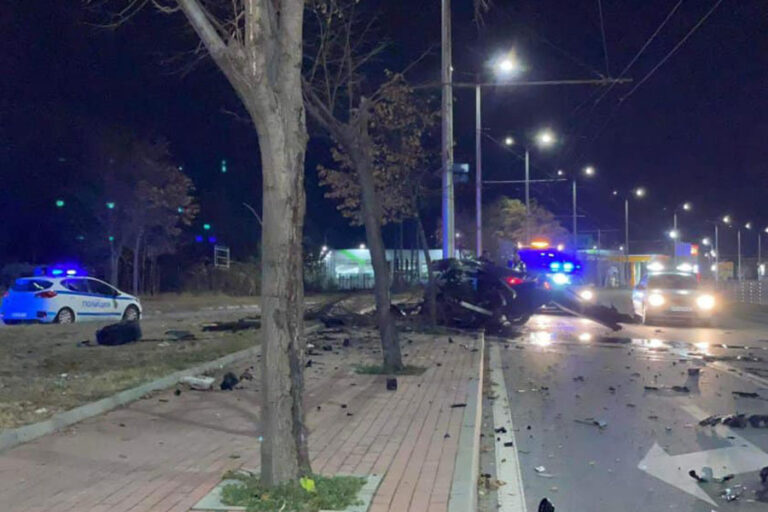 Пиян 20-годишен шофьор се заби в стълб на Кукленско шосе тази нощ в Пловдив