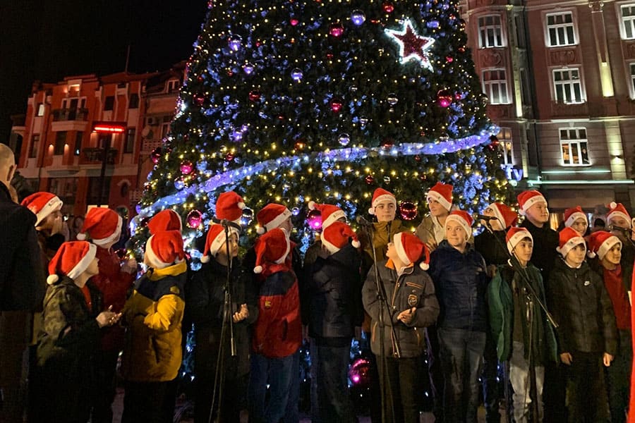 Грейнаха светлините на коледната елха на площад Стефан Стамболов в Пловдив