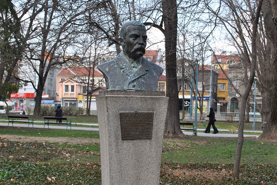 Паметник на Душо Хаджидеков в Пловдив