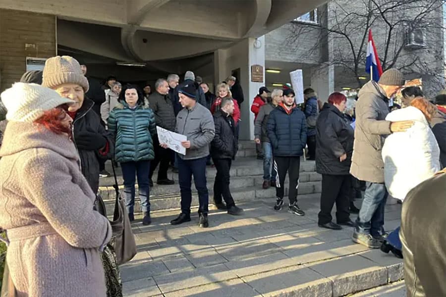 Протестиращи в защита паметника на Альоша окупираха сградата на ОбС Пловдив