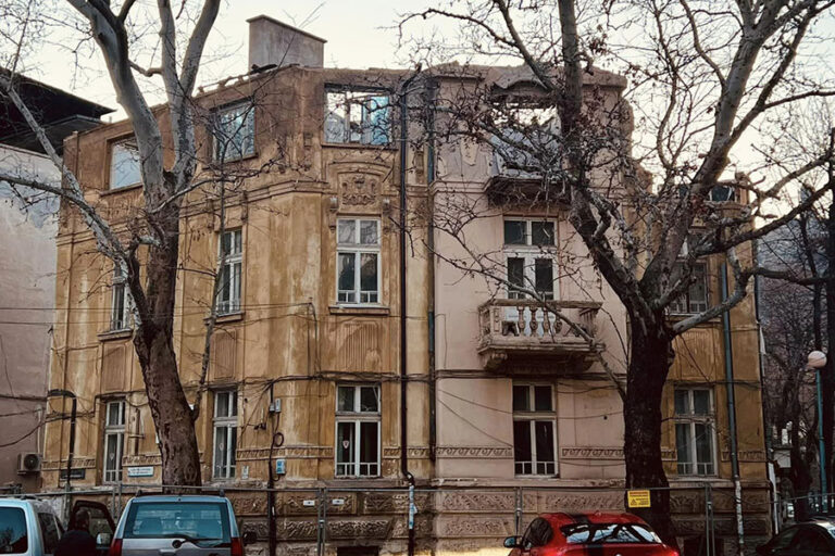Сграда на ул. Цар Иван Александър и ул. Густав Вайганд в Пловдив