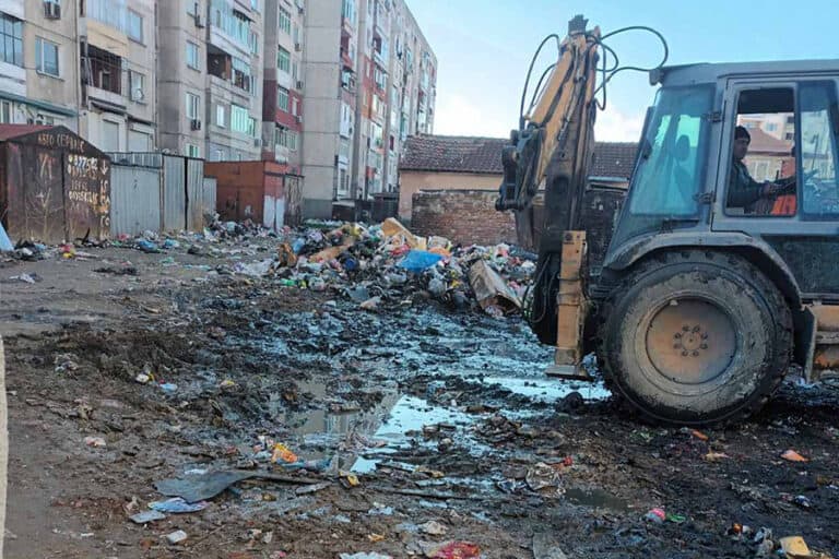 Извънредна акция за почистване в Столипиново, ще поставят още контейнери