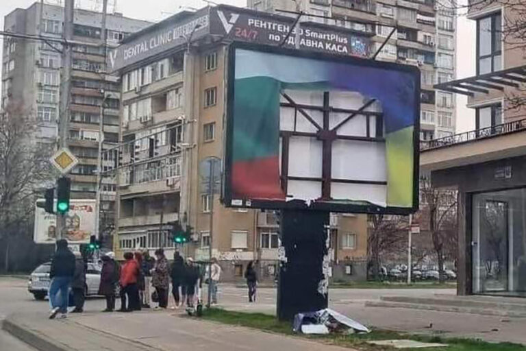 Разкъсан билборд в Пловдив