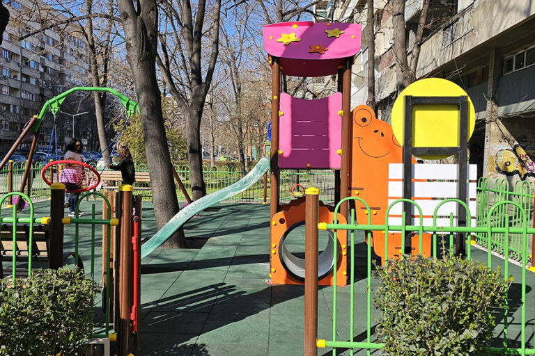 Ремонтираха поредната детска площадка в район Централен