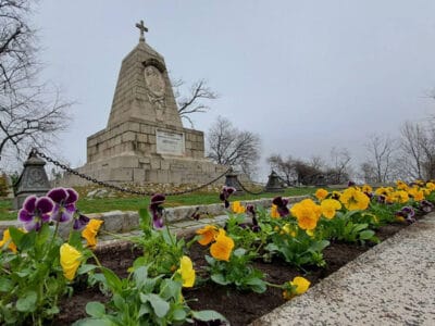 2000 пролетни цветя засадиха на Бунарджика, пътеките към върха са почистени