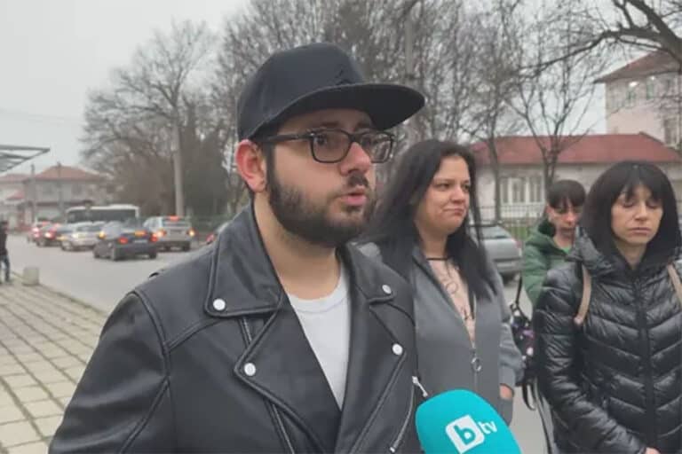 Родители излязоха на протест срещу ръководството на пловдивското училище Тодор Каблешков