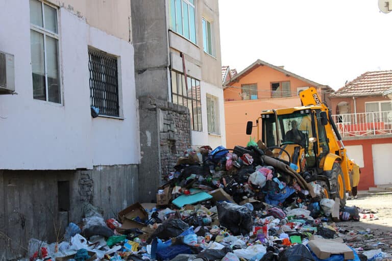 13 самосвала с 49 курса извозиха събраните отпадъци в акция за почистването на Столипиново