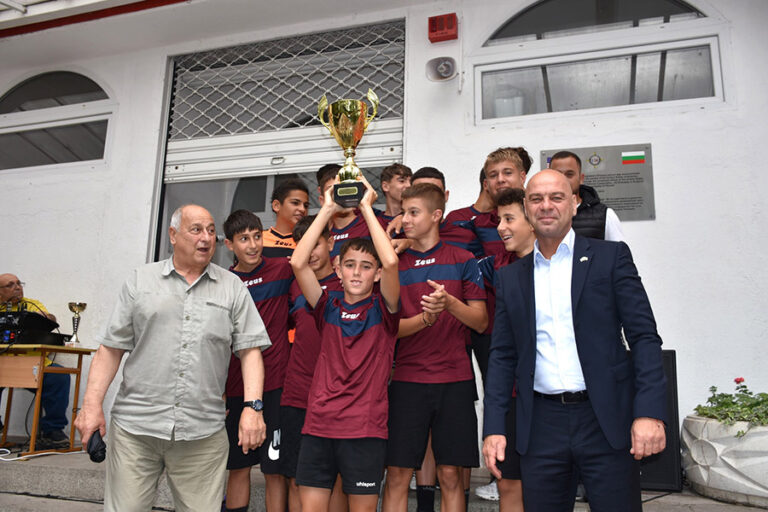 Наградиха ученици от Пловдив, станали републикански шампиони на България по футбол