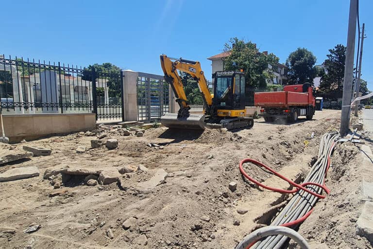 Изграждат нова тротоарна настилка в „Централен“ около „Източна порта на Филипопол“
