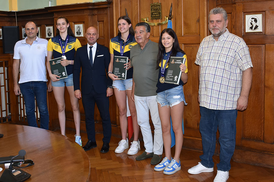 Костадин Димитров посрещна европейските шампионки по волейбол за девойки до 18 г.